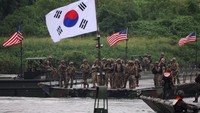 Dalam latihan tersebut, pasukan dari kedua negara berkolaborasi melakukan manuver taktis yang menekankan kerja sama, strategi, dan kecepatan di medan tempur. Tentara AS terlihat turun langsung bersama personel militer Korsel, memperagakan teknik penyeberangan menggunakan peralatan tempur canggih. REUTERS/Kim Hong-Ji