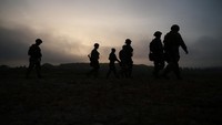 Tentara AS berpartisipasi dalam latihan penyeberangan sungai gabungan AS-Korea Selatan, yang merupakan bagian dari latihan militer gabungan tahunan Freedom Shield, di Yeoju, Korea Selatan, Rabu (27/8/2025). REUTERS/Kim Hong-Ji