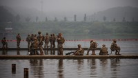 Salah satu rangkaian latihan yang digelar adalah simulasi penyeberangan sungai di Yeoju, Korea Selatan. REUTERS/Kim Hong-Ji