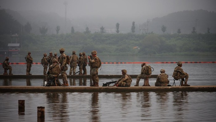 Tentara AS dan Korsel Unjuk Kekuatan di Latihan Gabungan Militer Amerika Serikat (AS) dan Korea Selatan kembali menunjukkan kekompakan lewat latihan militer gabungan tahunan bertajuk Freedom Shield 2025. Salah satu rangkaian latihan yang digelar pada Rabu (27/8/2025) adalah simulasi penyeberangan sungai di Yeoju, Korea Selatan. REUTERS/Kim Hong-Ji