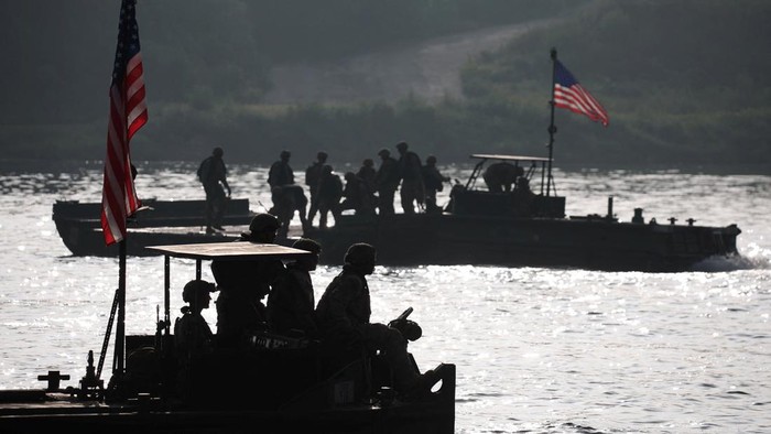 Tentara AS dan Korsel Unjuk Kekuatan di Latihan Gabungan Militer Amerika Serikat (AS) dan Korea Selatan kembali menunjukkan kekompakan lewat latihan militer gabungan tahunan bertajuk Freedom Shield 2025. Salah satu rangkaian latihan yang digelar pada Rabu (27/8/2025) adalah simulasi penyeberangan sungai di Yeoju, Korea Selatan. REUTERS/Kim Hong-Ji