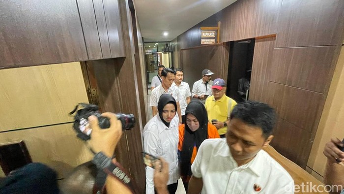 Tersangka ENZ (27) saat berada di Mapolres Lamongan