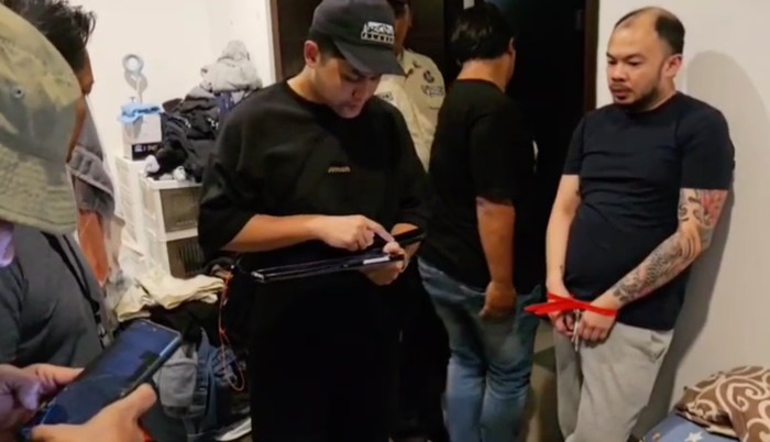 Tersangka Ken, otak penculikan Kacab Bank di Jakarta diborgol kabel ties warna merah. Ken ditangkap di rumahnya di PIK, Jakut, pada 24 Agustus 2025.