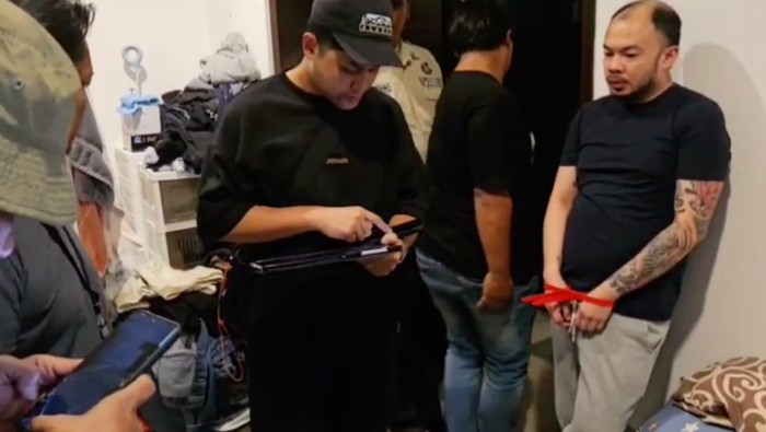 Tersangka Ken, otak penculikan Kacab Bank di Jakarta diborgol kabel ties warna merah. Ken ditangkap di rumahnya di PIK, Jakut, pada 24 Agustus 2025.