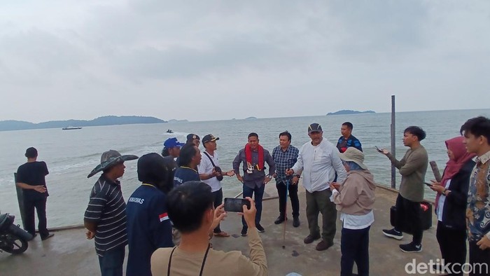 Tim KKP dan KPK melakukan verifikasi lapangan di pulau Citlim, Karimun, Kepri. (Alamudin Hamapu/detikSumut)