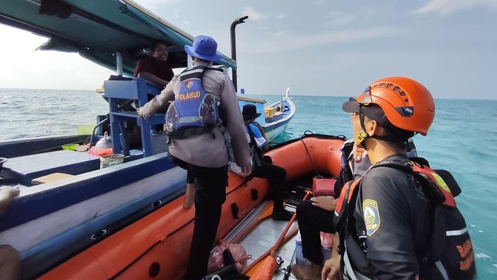 Tim SAR gabungan melakukan pencarian korban.