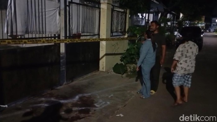 Rumah kos TKP pembunuhan di Tegal dipasang garis polisi, Rabu (27/8/2025).