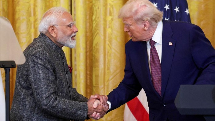 Trump Kenakan Tarif 50% ke India FILE PHOTO: Indian Prime Minister Narendra Modi gestures during a joint press conference with U.S. President Donald Trump at the White House in Washington, D.C., U.S., February 13, 2025. REUTERS/Kevin Lamarque/File Photo