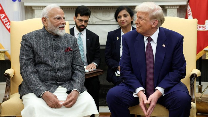 Trump Kenakan Tarif 50% ke India Indian Prime Minister Narendra Modi gestures during a joint press conference with U.S. President Donald Trump at the White House in Washington, D.C., U.S., February 13, 2025. REUTERS/Kevin Lamarque/File Photo