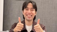 Intinya gue cuma mau bilang, terima kasih buat yang sudah concern, yang sudah doain. Tapi, sesungguhnya gue gak sesakit itu. Gue lumayan overthinking ngeliat berita-berita gue sendiri. Im fine, insyaallah, katanya. Foto: dok instagram Vidi Aldiano