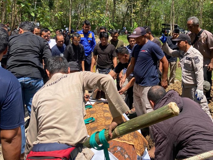 BPBD Karanganyar saat membantu proses pemakaman pria berbobot 240 kg yang meninggal, Rabu (27/8/2025).