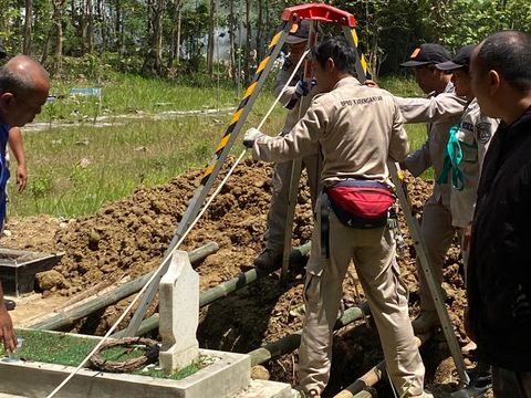 BPBD Karanganyar saat membantu proses pemakaman pria berbobot 240 kg yang meninggal, Rabu (27/8/2025).