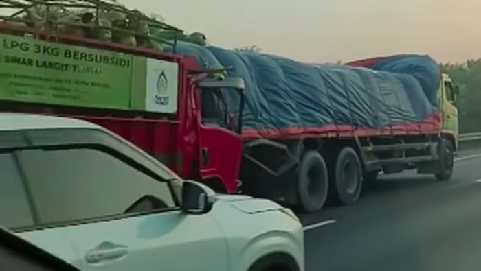 Kecelakaan tragis terjadi di Tol JORR. Truk pengangkut Elpiji menabrak truk tronton hingga menempel dan terbawa beberapa kilometer.

Kecelakaan tersebut mengakibatkan sopir truk Elpiji tewas di lokasi.