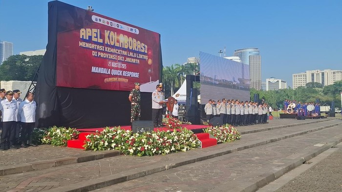 Wakil Gubernur DKI Jakarta Rano Karno saat memimpin Apel Kolaborasi Mengatasi Kemacetan Lalu Lintas di Kawasan Monas, Jakarta Pusat