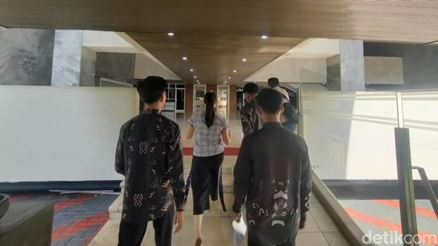 Wakil Ketua Komisi VII DPR RI, Rahayu Saraswati, mengajak Ketua RT Gen Z di Jakut Sahdan Arya Maulana untuk berkeliling Gedung DPR RI