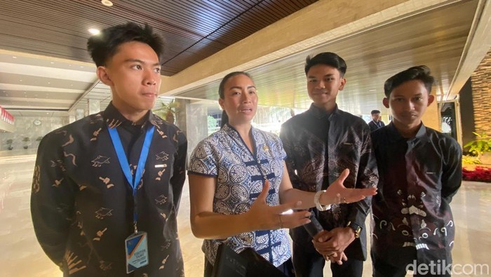 Wakil Ketua Komisi VII DPR RI, Rahayu Saraswati, mengajak Ketua RT Gen Z di Jakut Sahdan Arya Maulana untuk berkeliling Gedung DPR RI