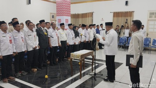 Wali Kota Bima, A. Rahman melantik dan mengambil sumpah jabatan 82 pejabat di Aula utama kantor Wali Kota Bima, Rabu, (27/8/2025).