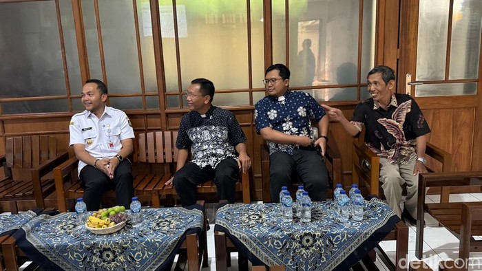 Wali Kota Solo, Respati Ardi (kiri) ke Gereja Katolik Santo Antonius Purbayan untuk meminta maaf, Rabu (27/8/2025).