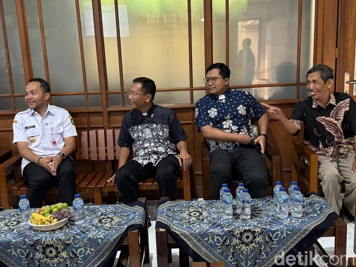 Wali Kota Solo, Respati Ardi (kiri) ke Gereja Katolik Santo Antonius Purbayan untuk meminta maaf, Rabu (27/8/2025).
