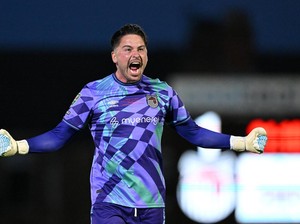 Kiper Grimsby Setengah Marah karena MU Kalah