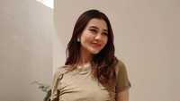 Cantik semuaaa, ungkap akun etrd****. Masyaallah cantiknyaaaa selalu keceee badaiiii, lanjut akun betr****. Masyaallah tabarakallah ibunya arashhh, jelas akun getr****. Outfitnya simple tapiii cantikknyaa kelewatan masyaallah tabarakallah, imbuh akun lainnya. Foto: dok instagram aaliyah massaid