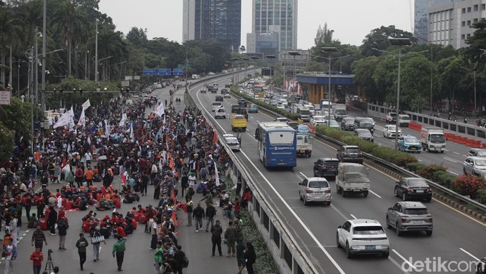 Ada Demo Buruh, Jalan Gatsu Depan DPR Ditutup Ribuan massa buruh menggelar demo di depan gedung DPR, Jakarta, hari ini. Jalan Gatot Subroto (Gatsu) ditutup sementara bagi kendaraan bermotor.