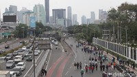 Polisi memberlakukan rekayasa arus lalu lintas di Jalan Gatot Subroto saat aksi unjuk rasa di depan gedung DPR/MPR RI hari ini.