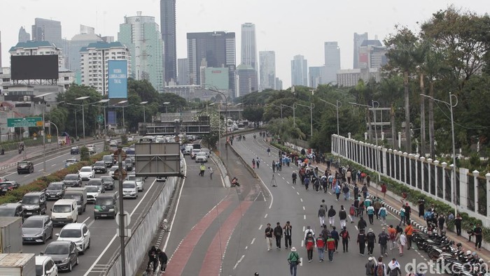 Ribuan massa buruh menggelar demo di depan gedung DPR, Jakarta, hari ini. Jalan Gatot Subroto (Gatsu) ditutup sementara bagi kendaraan bermotor.
