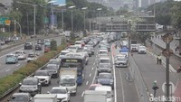 Massa buruh sudah berkumpul di depan DPR, namun demo belum dimulai pukul 11.50 WIB.