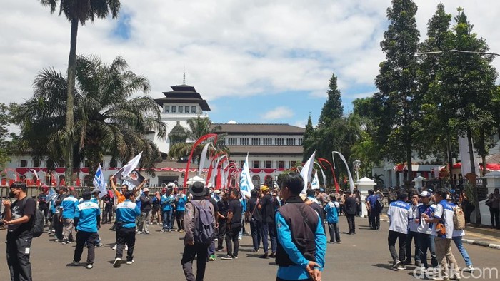 Aksi buruh di depan gedung Sate Bandung