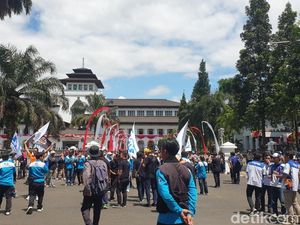 Demo Buruh di Depan Gedung Sate: Hapus Outsourcing-Tolak Upah Murah