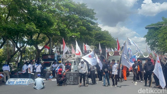 Aksi demo buruh di Surabaya