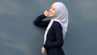 Amanda Arum Sari merasa nelen ludah sendiri setelah beberapa waktu lalu ogah diajak lari oleh teman-temannya. Walaupun telat sukanya, mohon bimbingannya ya para suhu, tulisnya. (Foto: dok Instagram amandarums)