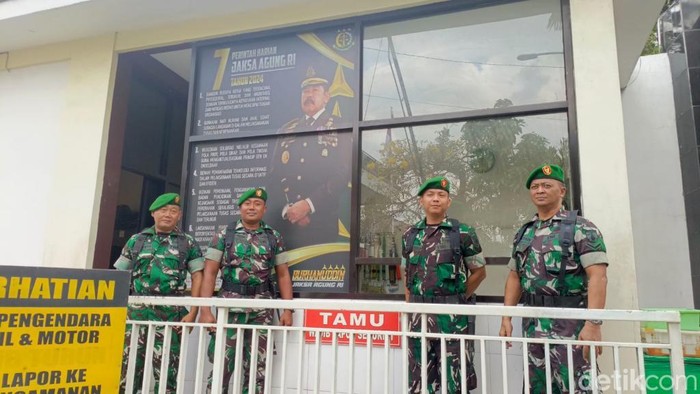 Anggota TNI ditugaskan untuk menjaga Kejari Pasuruan