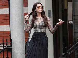 Anne Hathaway Jatuh saat Syuting The Devil Wears Prada 2, Hak Sepatu Patah