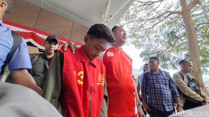 Ardy Hayong, buronan kasus persetubuhan anak di bawah umur saat tiba di Bandara El Tari Kupang, NTT, Kamis (28/8/2025). (Foto: Yufengki Bria/detikBali)