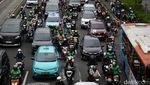 Potret Arus Lalu Lintas Jalan Sudirman Terpantau Padat Merayap