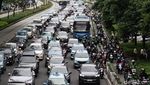 Potret Arus Lalu Lintas Jalan Sudirman Terpantau Padat Merayap