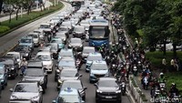 Bus TransJakarta dan kendaraan pribadi ikut terjebak padatnya arus kendaraan di jalur utama Jakarta Selatan.