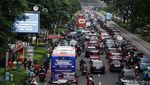 Potret Arus Lalu Lintas Jalan Sudirman Terpantau Padat Merayap