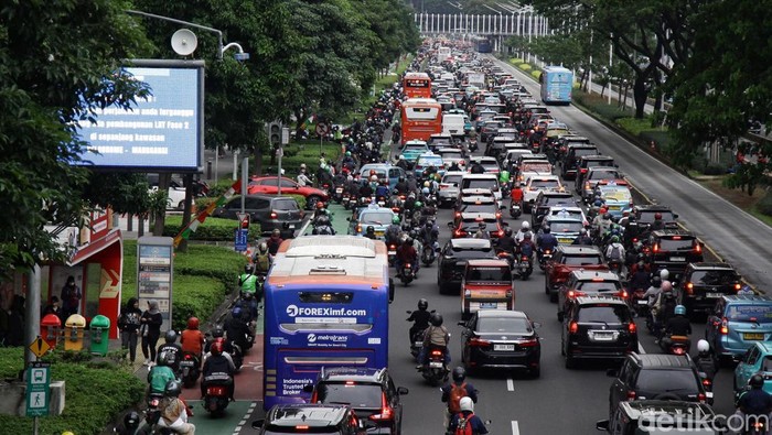 Para pengendara melintas dengan pelan sekitar pukul 17.15 WIB di jalan Sudirman Jakarta Selatan, Kamis (28/9/2025). Suasananya terlihat normal seperti hari-hari lain pada jam pulang kerja kendati terdapat penutupan jalan di kawasan Gatot Subroto DPR RI akibat aksi unjuk rasa.