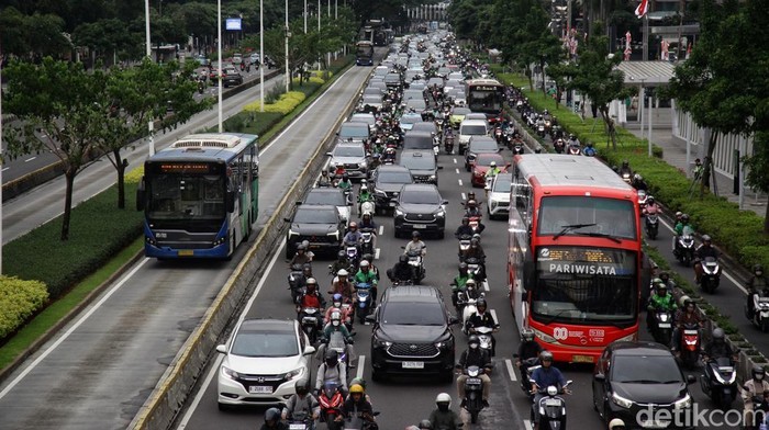 Arus Lalu Lintas Jalan Sudirman Terpantau Padat Merayap Para pengendara melintas dengan pelan sekitar pukul 17.15 WIB di jalan Sudirman Jakarta Selatan, Kamis (28/9/2025). Suasananya terlihat normal seperti hari-hari lain pada jam pulang kerja kendati terdapat penutupan jalan di kawasan Gatot Subroto DPR RI akibat aksi unjuk rasa.
