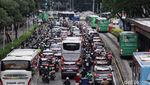 Potret Arus Lalu Lintas Jalan Sudirman Terpantau Padat Merayap