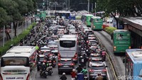 Kepadatan khas sore hari meski ada penutupan jalan di kawasan DPR RI imbas aksi unjuk rasa.