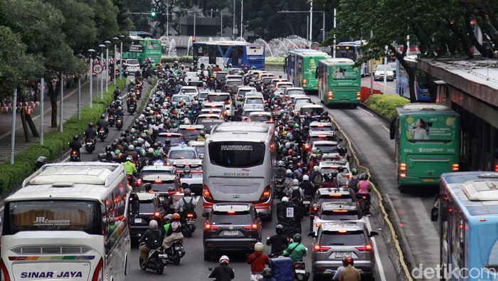 Para pengendara melintas dengan pelan sekitar pukul 17.15 WIB di jalan Sudirman Jakarta Selatan, Kamis (28/9/2025). Suasananya terlihat normal seperti hari-hari lain pada jam pulang kerja kendati terdapat penutupan jalan di kawasan Gatot Subroto DPR RI akibat aksi unjuk rasa.