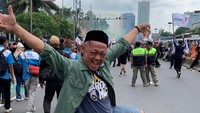 Bang Madun kembali ikut turun bareng pendemo di DPR RI, Kamis (28/8/2025). Bang Madun kembali Foto: Instagram @nyak_kopsah