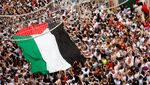 Bendera Palestina Raksasa Berkibar di Tengah Riuh Festival Tomatina Spanyol