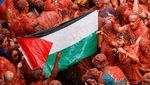 Bendera Palestina Raksasa Berkibar di Tengah Riuh Festival Tomatina Spanyol