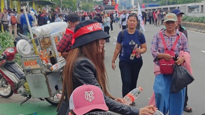 Berlliana Lovell Turun ke Jalan Bantu Logistik Untuk Pendemo: Saling Menguatkan