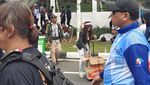 Berlliana Lovell Turun ke Jalan Bantu Logistik Untuk Pendemo: Saling Menguatkan